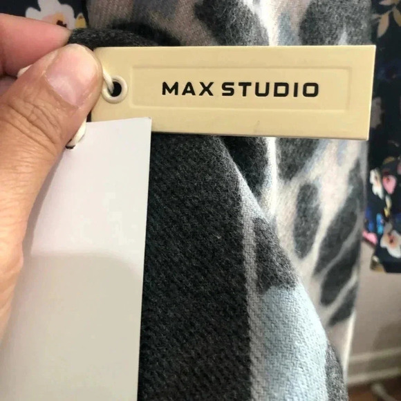 Max studio blanket scarf. - Picture 4 of 6